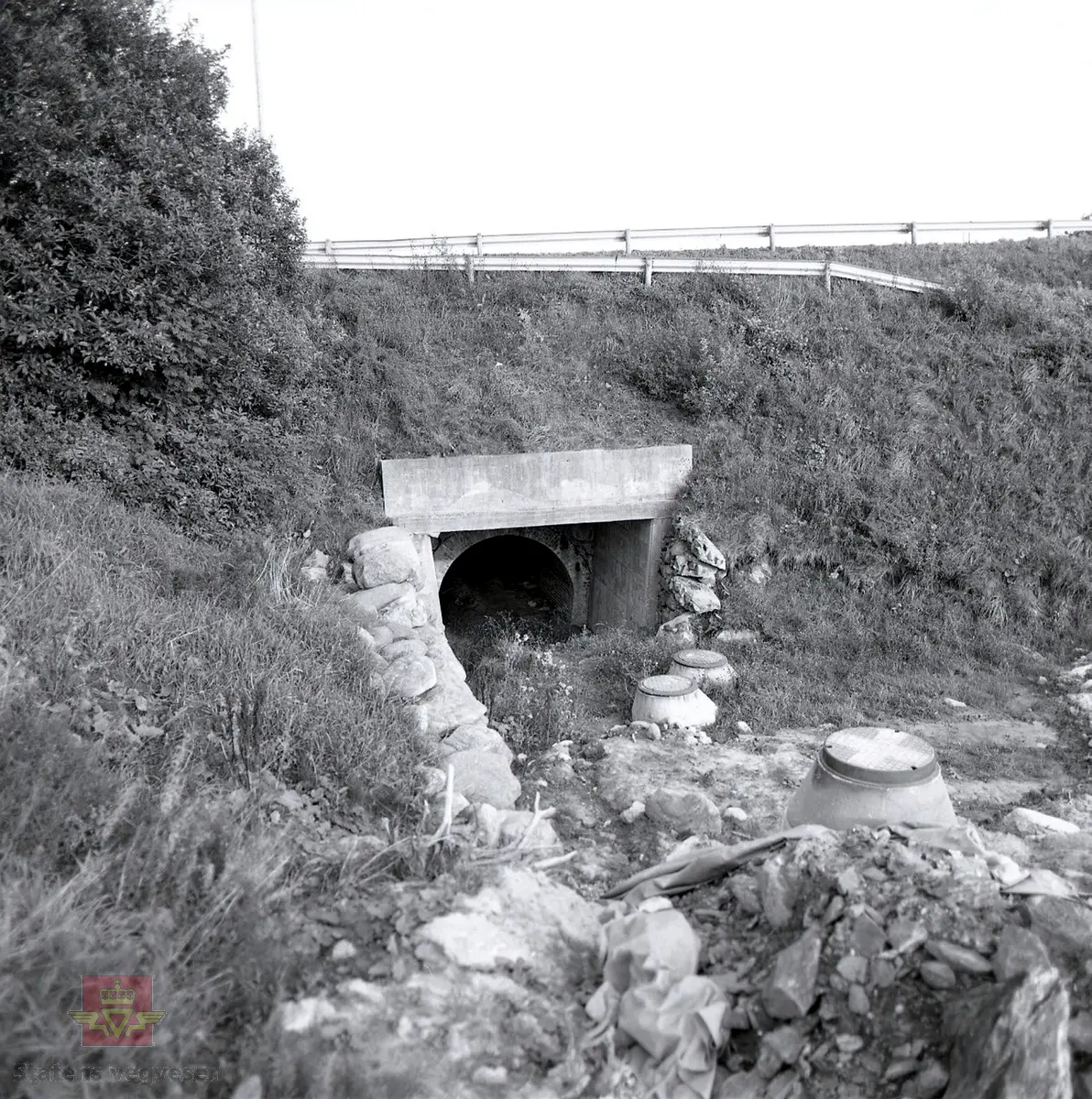 Bø tunnel bro (gammel), Bø, Karmøy. Hvelvbru med hvelv av teglstein og overmur som tørrmur. Byggeår 1871. Ombygd overbygning, utvidet / 1974. Lengde 20,0 m. Antall spenn 1. Største spenn 3,2 m. Brutus nr. 11-0091. Opprinnelig del ikke trafikkert. Påbygd (forlenget) del Europaveg / gangveg 134. Neg.nr.18.