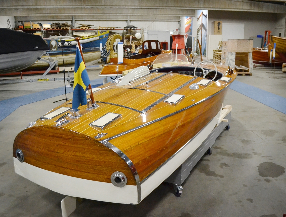 Motorbåten MARY-ANNE i Sjöhistoriska museets båthall på Rindö.