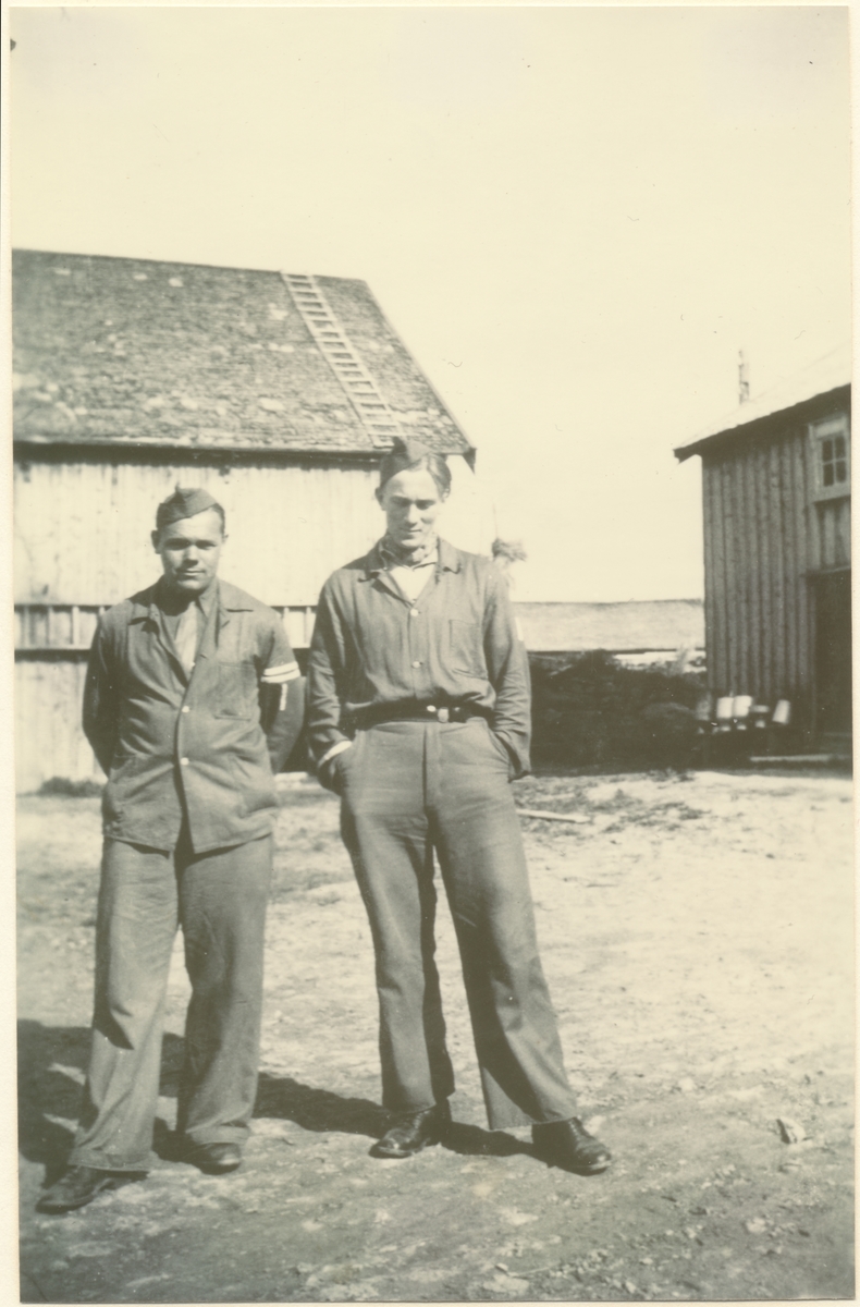 Brødrene (f.v.) Roy Gjørtz (f. 1913 i Ålesund) og Knut Gjørtz (f. 1923 i Ålesund), fanger på Falstad fra mai 1942 til september 1944, deretter på Grini til freden. Bildet er tatt på en gård på Ekne under deres tid på Falstad.