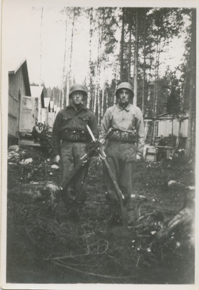 Ved brakkene i den norske forlegningen på Älgberget i Dalarna (Sverige) i 1944. Til venstre står Eilert Pedersen, til høyre Gudmund Gustavsen (fra Grane).