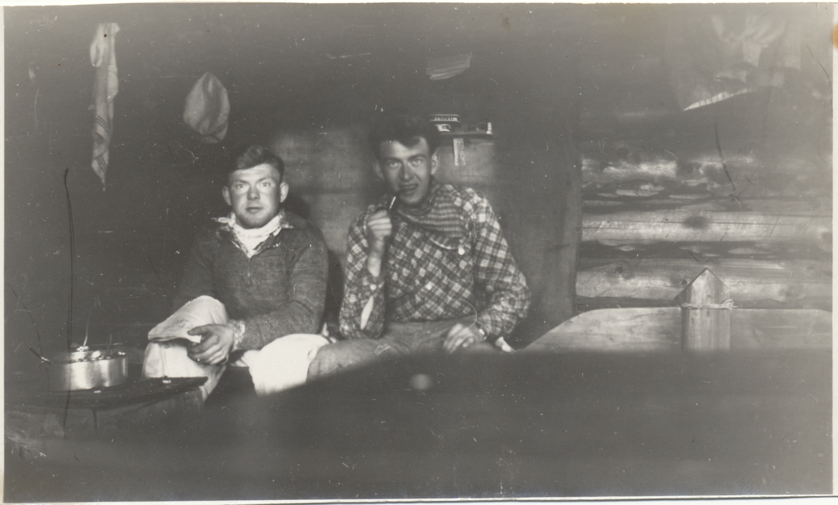 F.v. Tommy Hofstad (f. 1916, Steinkjer) og Rolf Kahrs Baardvik (f. 1919, Utvorda). Begge aktive motstandsmenn under 2. verdenskrig.