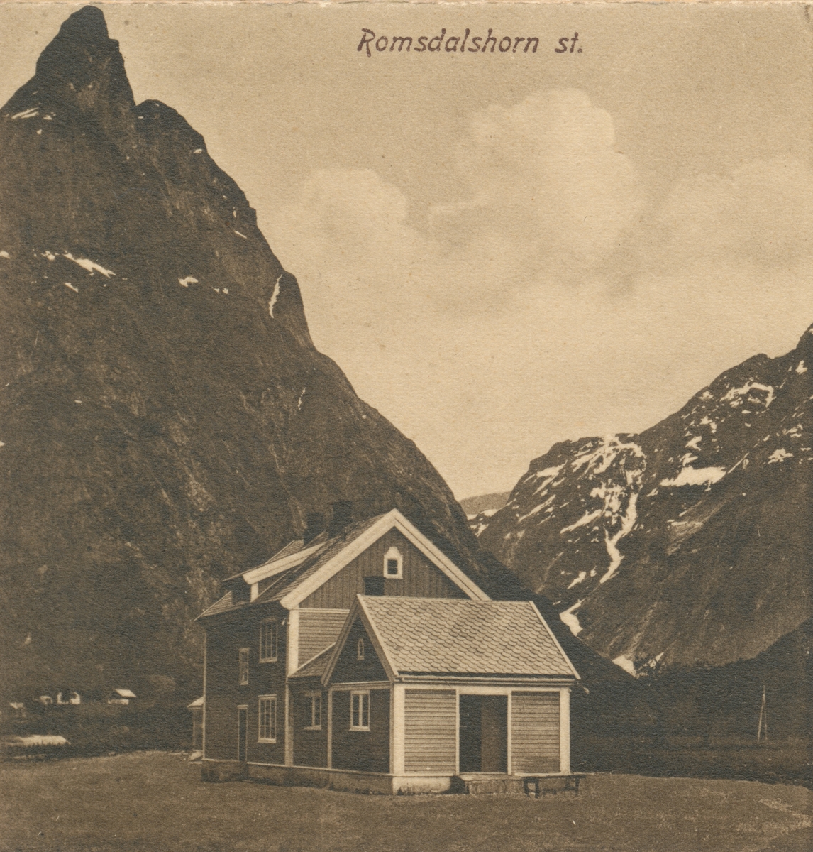 Prospektfotografi av Romsdalshorn stasjon.