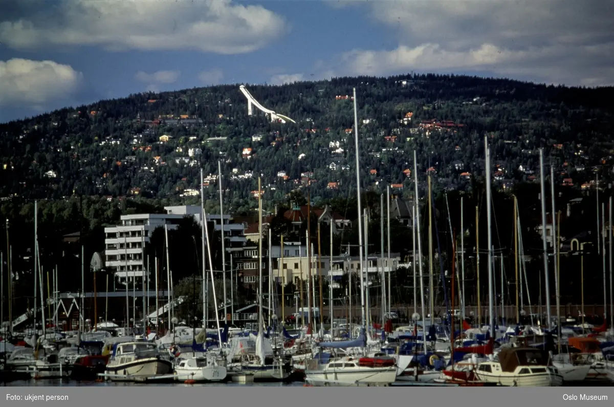 fjord, båthavn, seilbåter, boligblokker, villabebyggelse, Holmenkollbakken