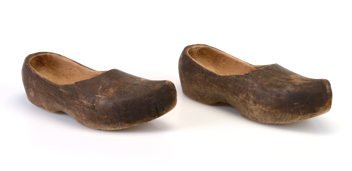 Et par tresko laget av ett trestykke (helskårne). De er muligens laget av oreved. De er trehvite innvendig og under. Utsiden er svartfarget, muligens etter at de er satt inn med tjære. Treskoene har hælkappe og foran er de spisse. Skoene har en lav hæl.