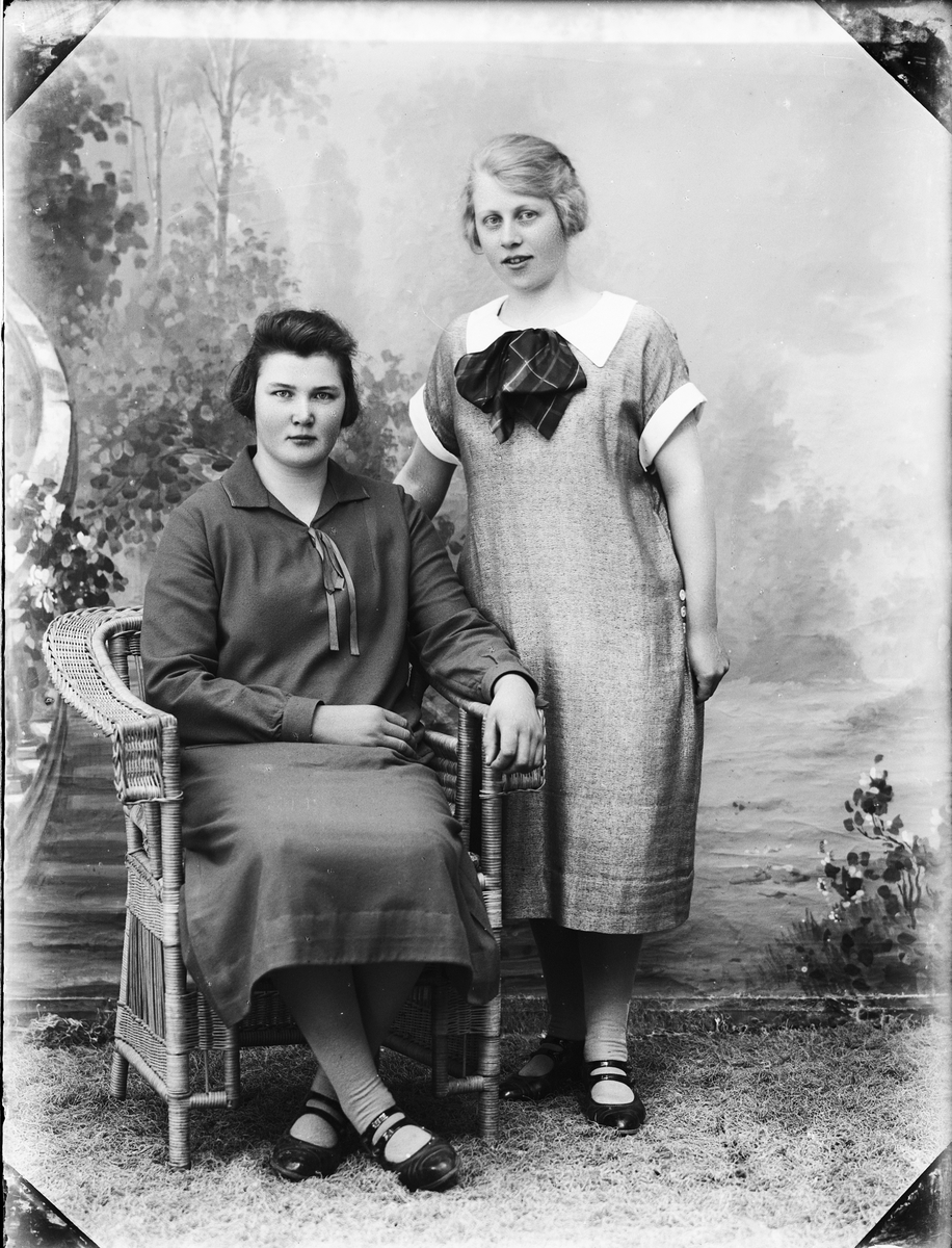 Ateljéporträtt - kvinna och Hulda Karlsson från Harg socken, Uppland 1926
