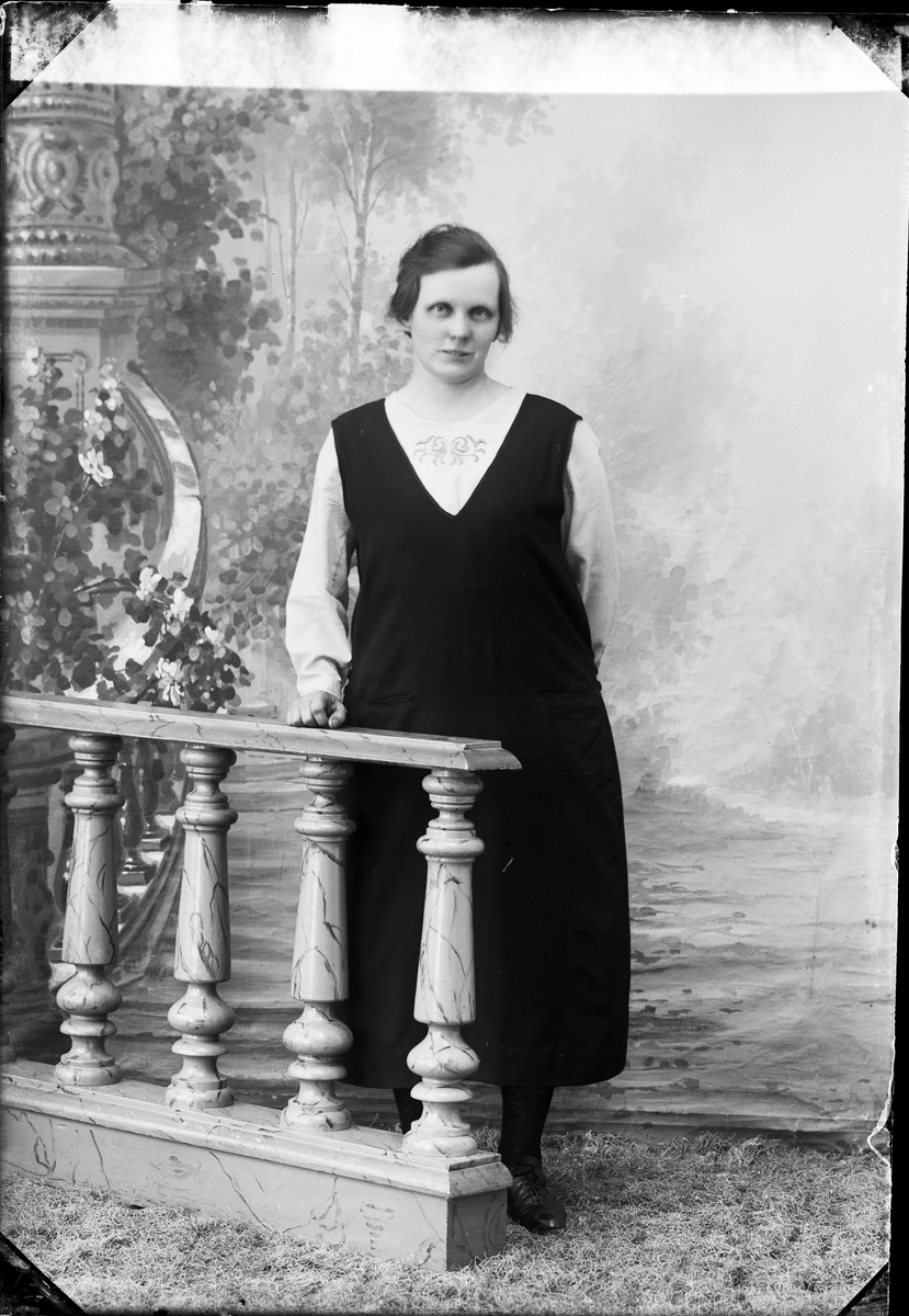 Ateljéporträtt - Elsa Lundin från Gillinge, Ekeby socken, Uppland 1926