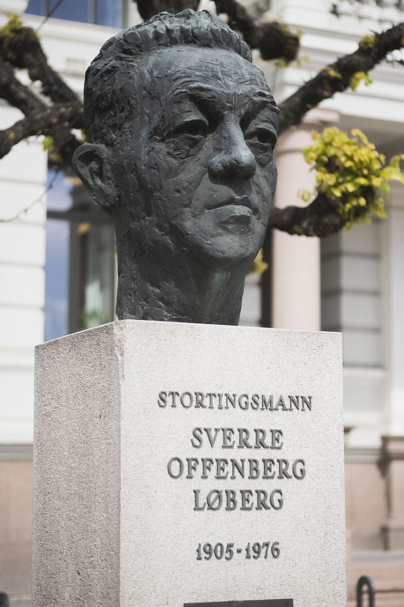 Portrettbyste av stortingsmann Sverre Offenberg Løberg (1905-1976).