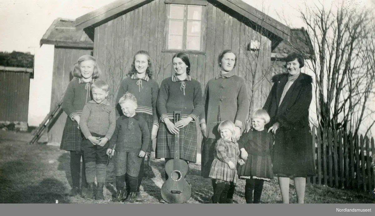 Bilde fra Gjerbakkan i Nordfold. 4 søstre og en bror.
Fra venstre Jorunn, Ingeborg, Ingrid og Else Pedersen. Gutt nr 2 fra venstre er Jens Pedersen (lille Jens).