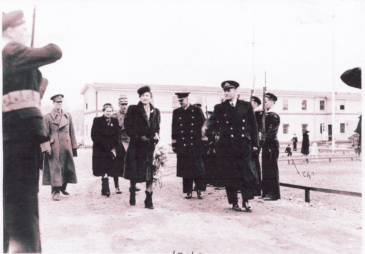 " Camp Norway", Lunneburg, Nova Scotia, februar 1942.  Kronprins Olav og Kronprinsesse Martha kommer på besøk og får honnør av marinegaster.

