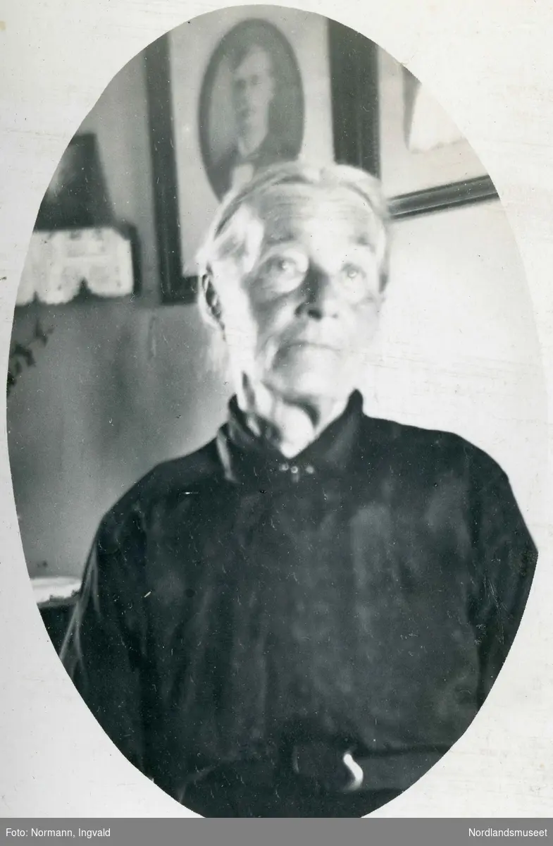Portrett av eldre kvinne. Anna Bottolfsdatter, Sommernes, født i 1840.
