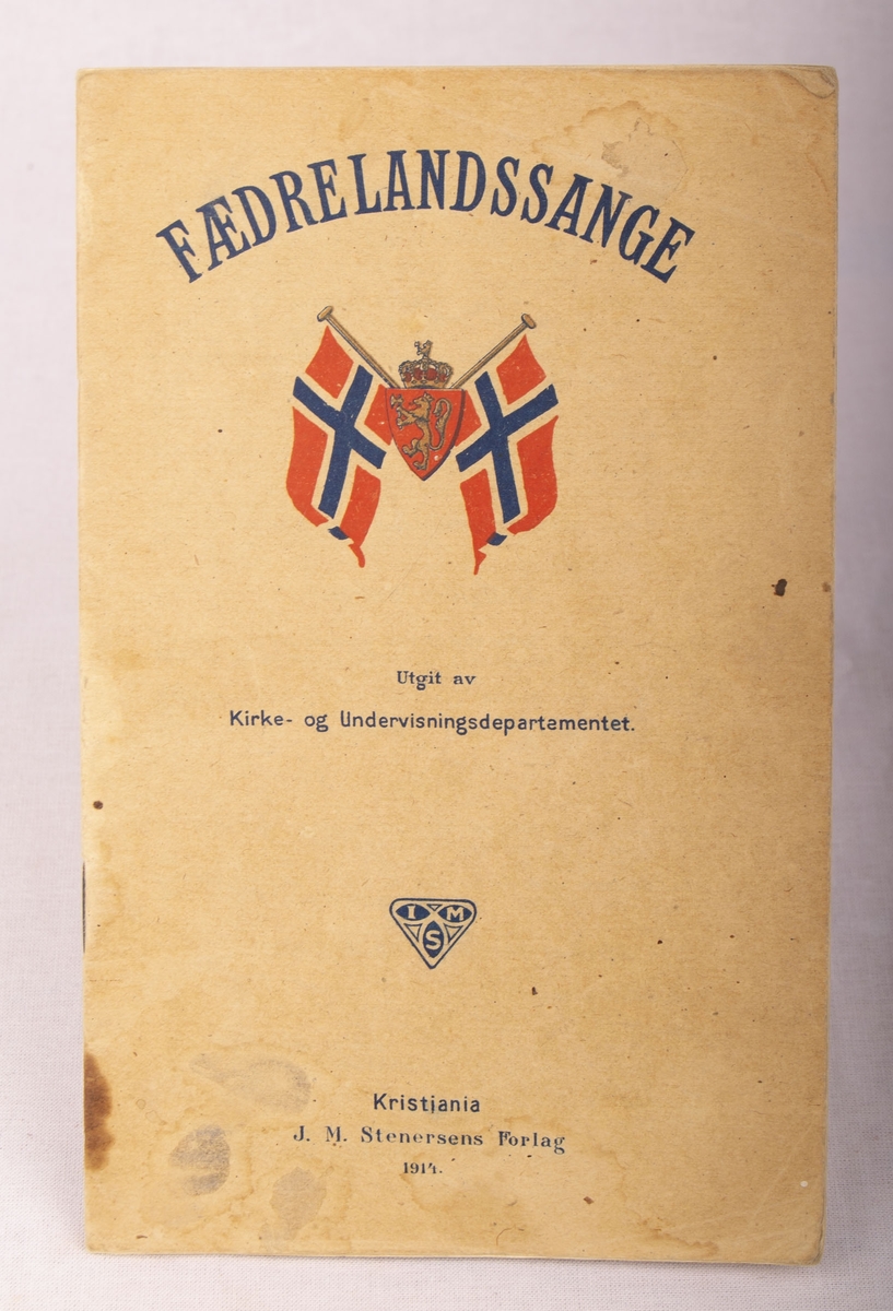 Tekst, norske flagg, riksløven på skjold