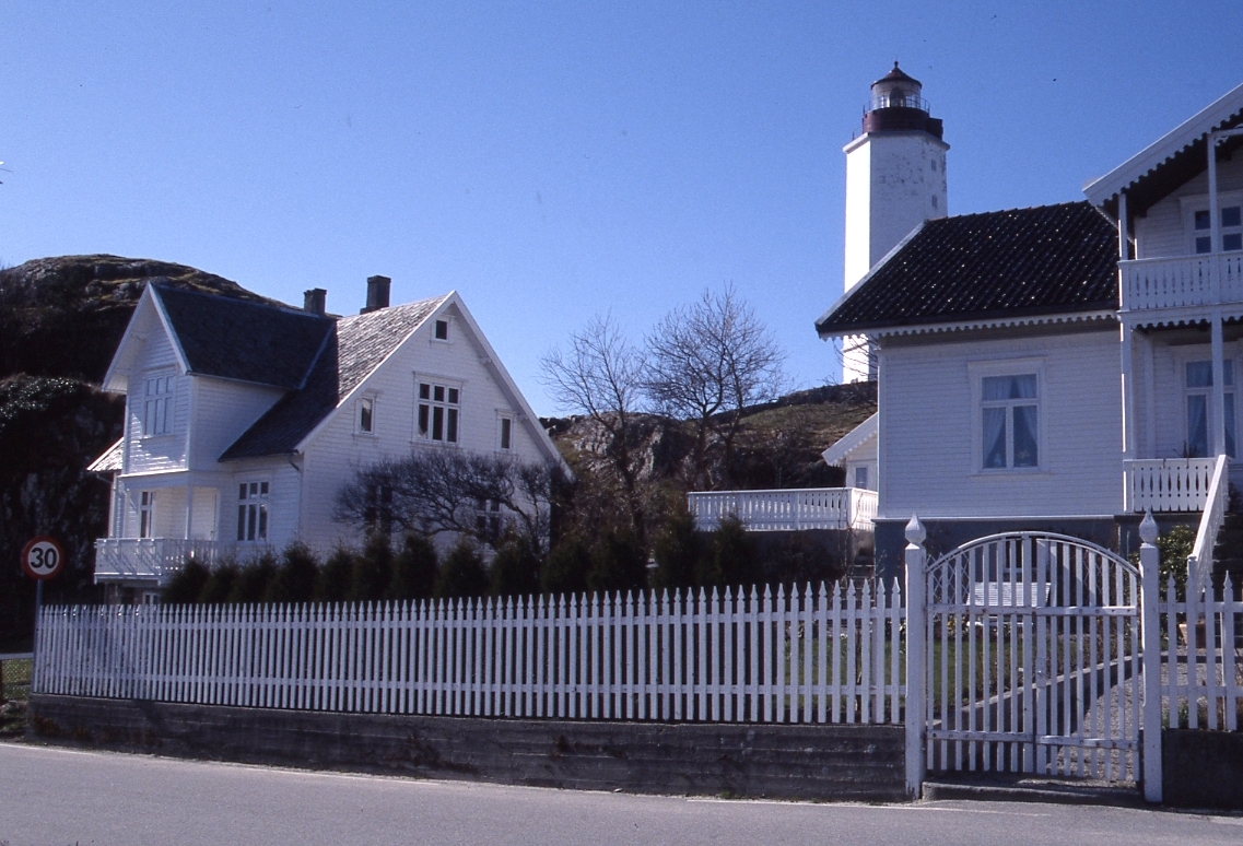 Bygningsmiljø frå Ydstebøhamn, Kvitsøy. Huset til Lauritz Haaland. Fyrtårn