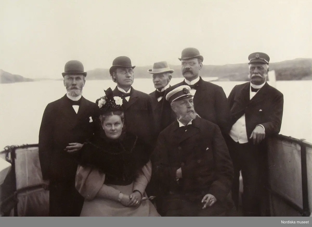 Oscar II med gäster, bl.a. läkaren Carl Curman, ombord på kungajakten "Drott" sommaren 1895.