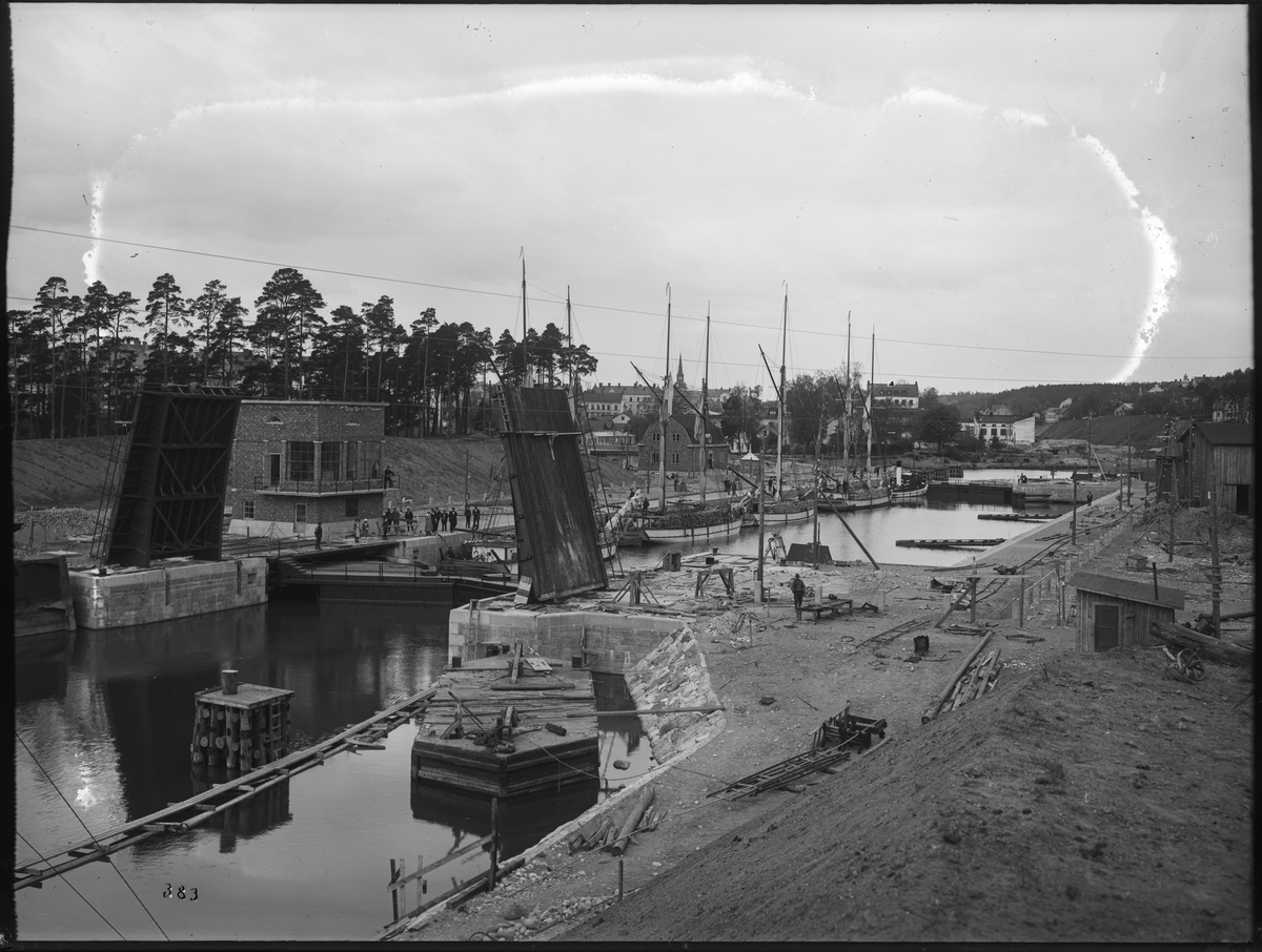 Bygget av Södertälje kanalverk. Vedskutor invid den nya slussen.