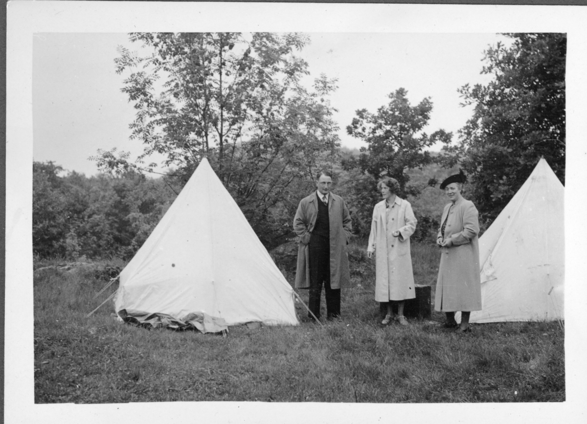 To kvinner og en mann på telttur, 1939.