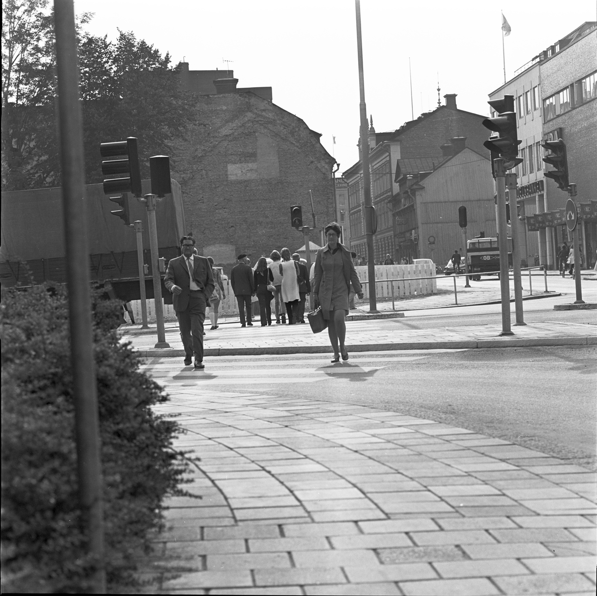 Gångtrafikanter i korsningen Kungsgatan-Vaksalagatan, Uppsala 1970
