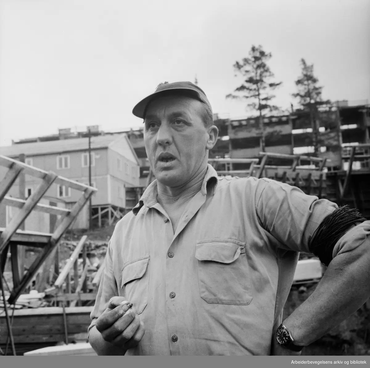 Jernbinder Arne Johansen fra Nord-Odal arbeider på et nybygg for OBOS ved Eftasåsen på Oppsal. September 1964.