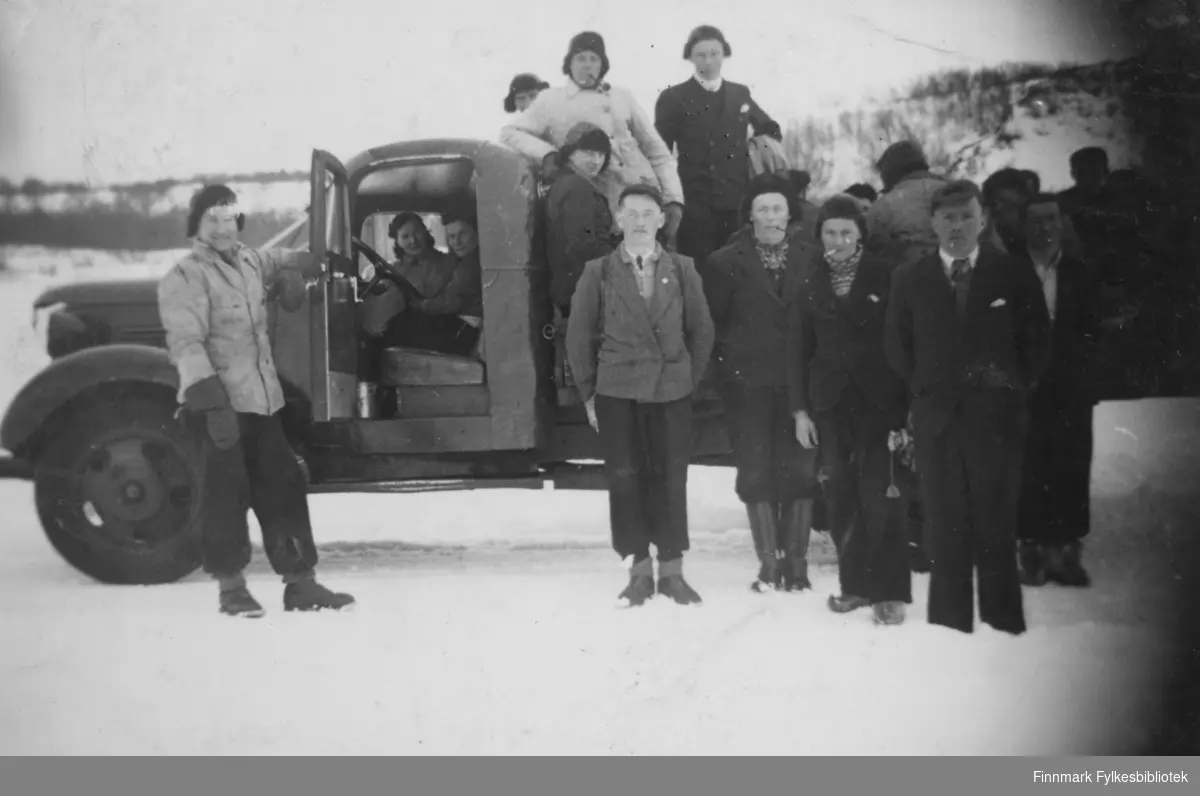 Gruppebilde av veiearbeidere på et sted mellom Børselv-Lakselv i 1939. Fra venstre: eieren til lastebil (Chevrolet) Hans Sandeng, to kokker inn i bilen, Hilmar ?, Albert Nygård.