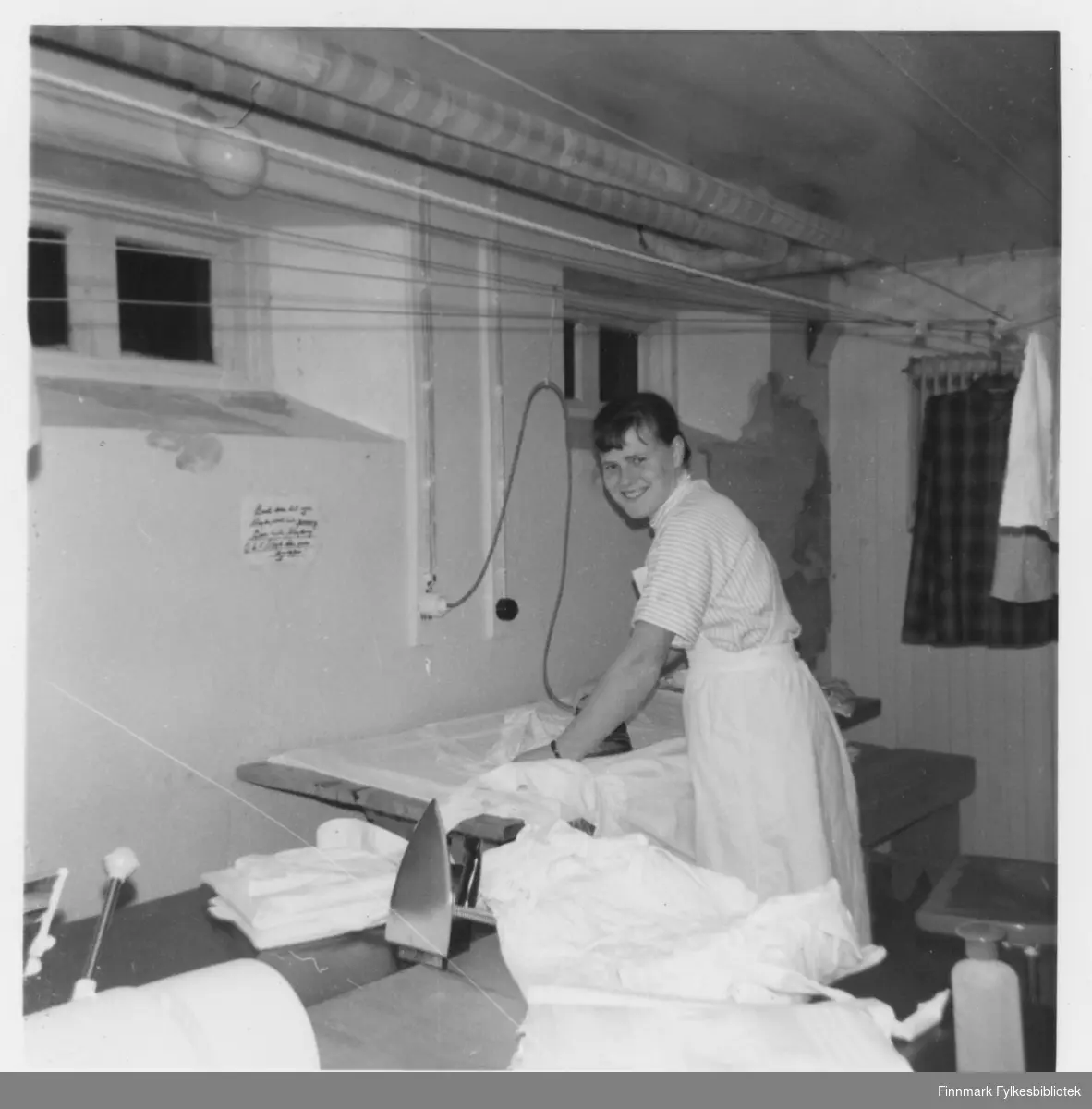 Venke Risbruna på arbeid på tørkerom på sykestua i Børselv i 1966.