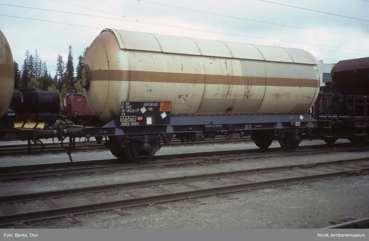 Norsk Hydros innleide franske ammoniakktankvogn litra .Uh nr. 21 87 001 8528-1 på Eina stasjon