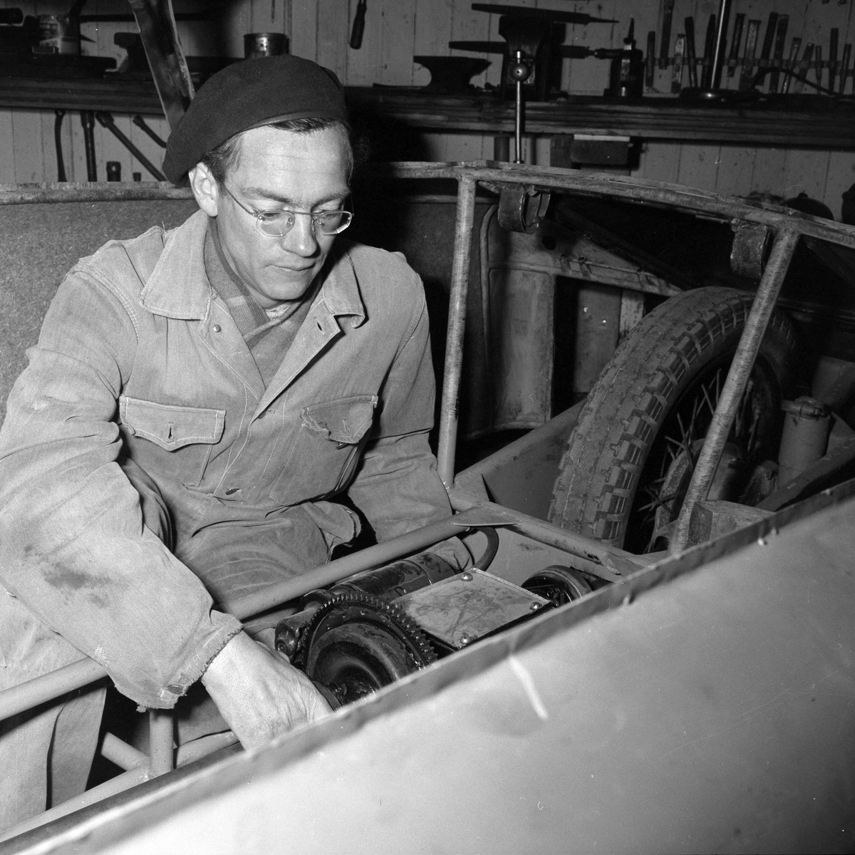 Johan E. Solberg lager bil på Byåsen