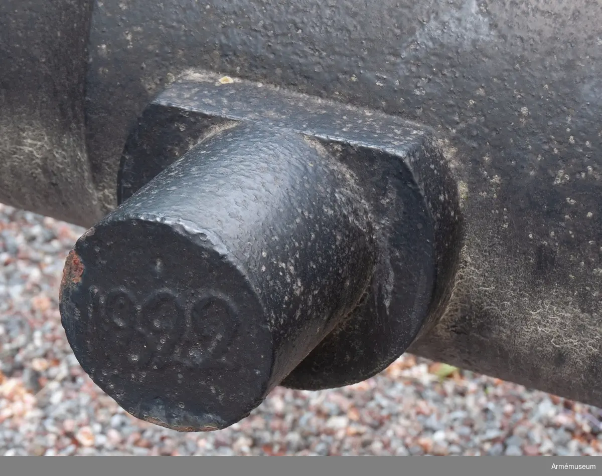 Grupp F I. 
Mynningen, från början cylindriskt utborrad, förändrades efter första provskjutningen i likhet med de Helvigska kanonerna till s.k. trumpetmynning, varefter provskjutning ånyo företogs. Vänster tapp märkt 1822, höger tapp VB.