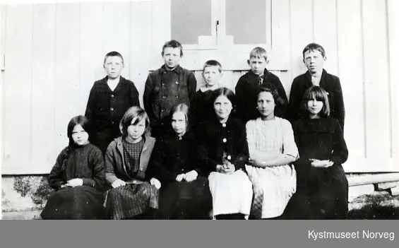 Skoleklasse fra Borgan. Fra venstre: Borghild Hestø Ramstad og Aslaug Hestø Borgan, ellers ukjente