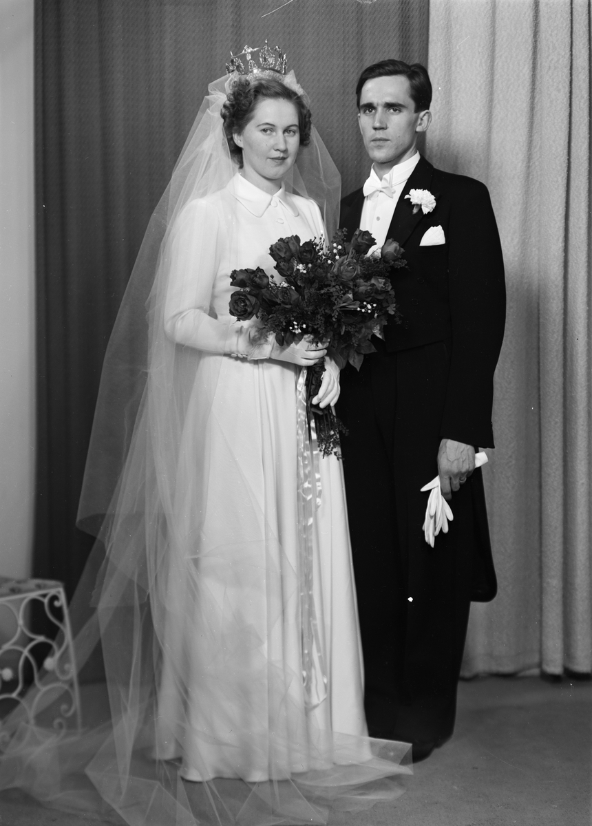 Ateljéporträtt - brudparet Bönnemark, Uppsala 1949