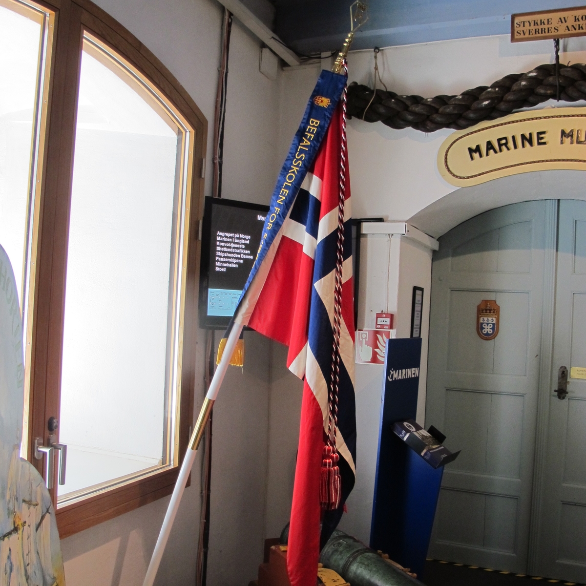 Sjøforsvarets faner består av orlogsflagget på hvit stang, med kongespir og banderole med avdelingens navn og en flaggsnor.