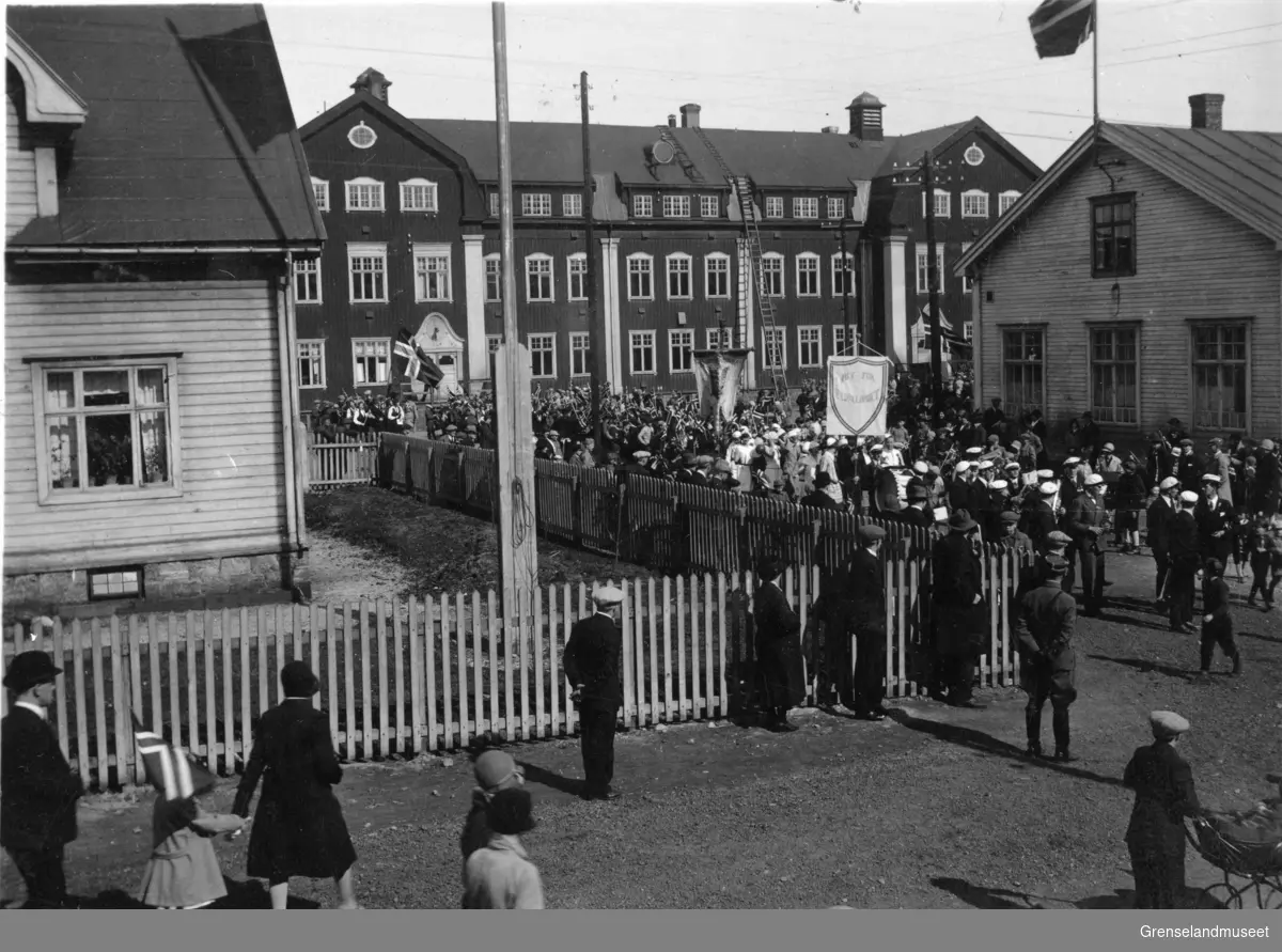17. mai 1930 i Kirkenes. I bakgrunnen skolen, til høyre gymnastikksalen, til venstre klokkergården, bestyrerbolig for folkeskolen.