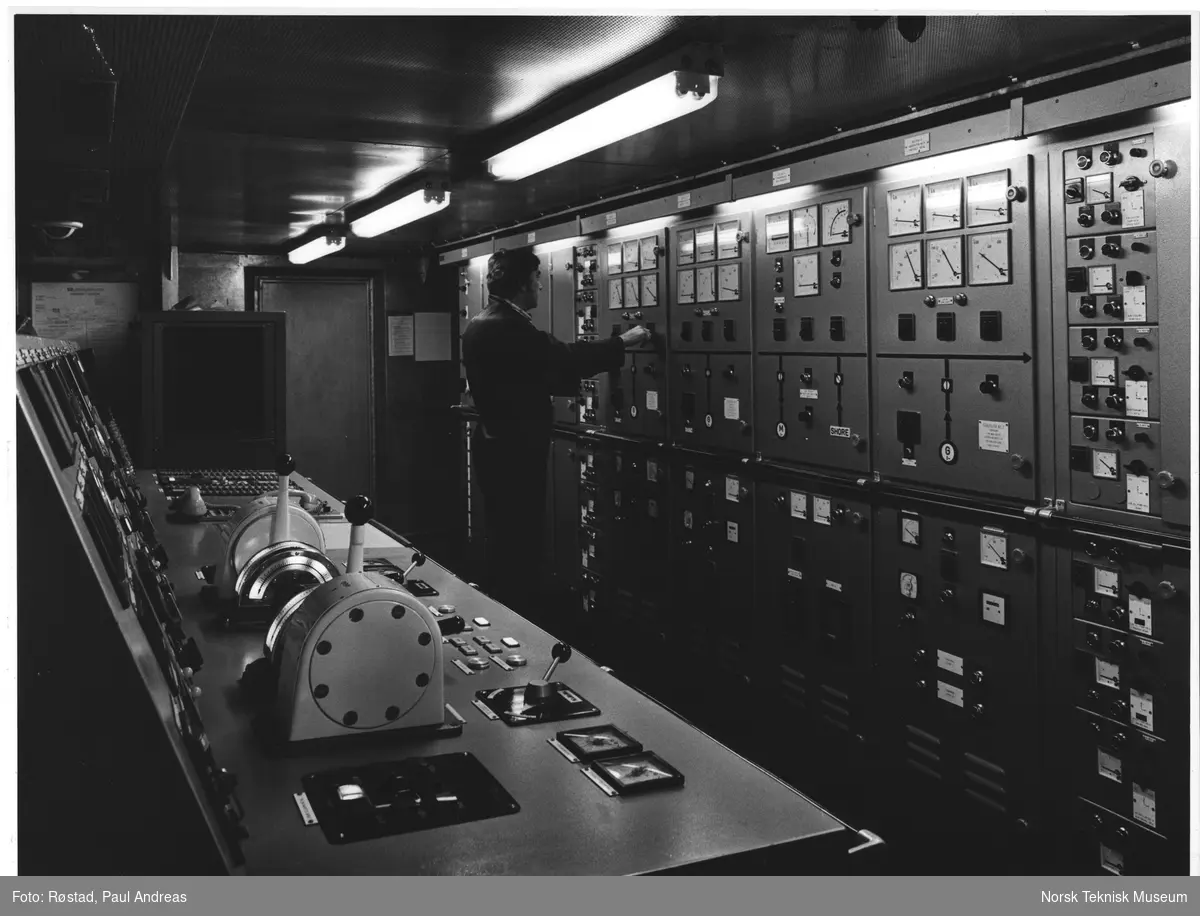 El-sjefen (sjefselektrikeren), i maskinrommet eller maskinapparar, rommet, Oslo, Fred Olsen-båten, "BOHEMUND"