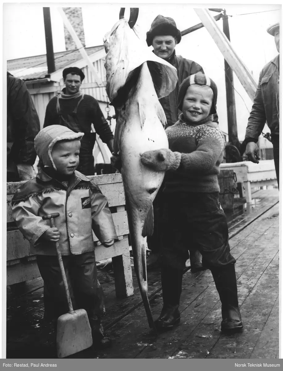 Edgar og Jan Henriksen med en stor torsk.