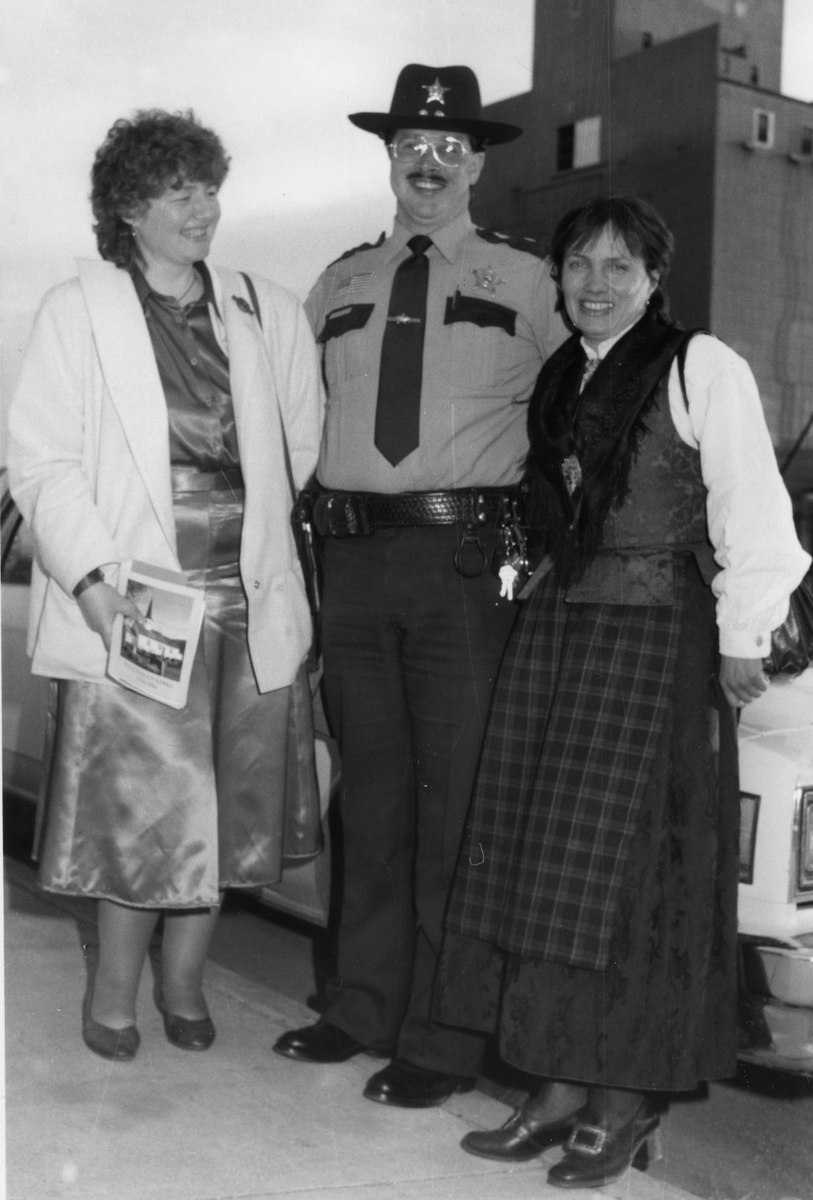 Sheriffen i Climax, USA hilser på Ruth Elise Kjelløkken og Astrid Mælan