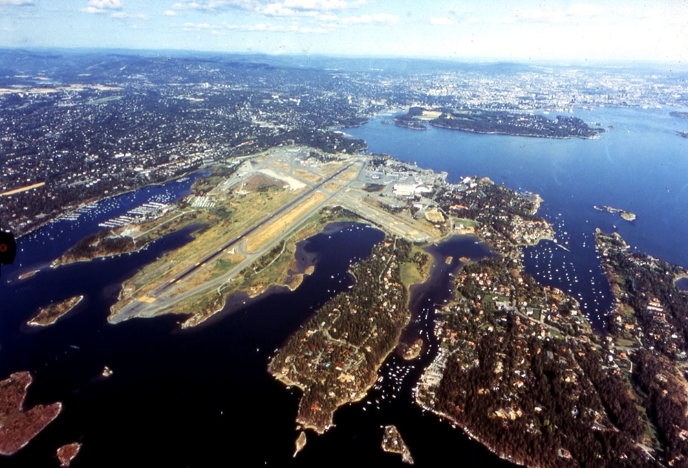 Luftfoto. Fornebu flyplass med omegn. Til venstre Snarøya og i bakgrunn litt av Oslo.