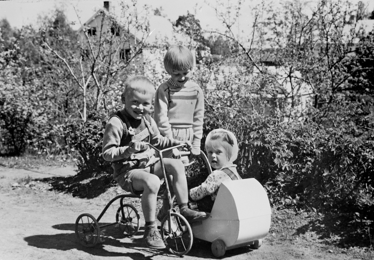 Tre unger i lek 1957