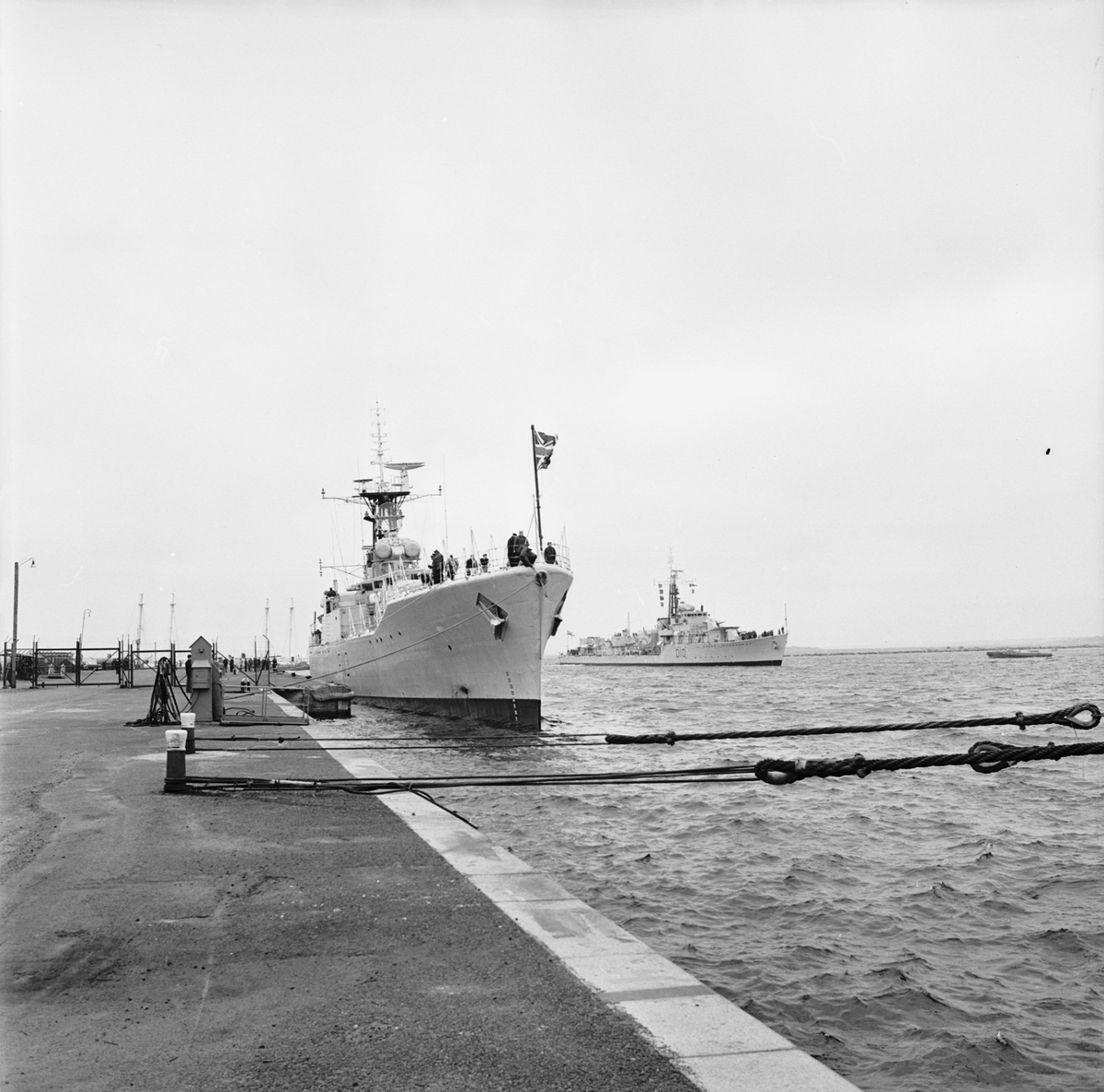 Bilden visar den britiske fregatten HMS Falmouth F113 och bakgrunnen, den britiske  jageren HMS Cassandra D10.