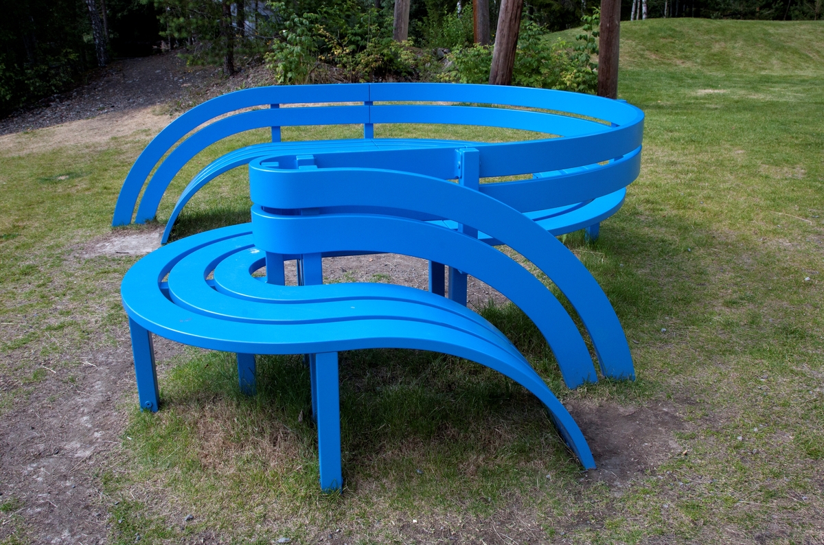 De fem blå benkenes grunnleggende form ligner på tradisjonelle park- og hagebenker, men de har blitt modifisert slik at det er  fysisk anstrengende å sitte på dem. De utfordrer oss til å sitte, klatre og leke på dem uten å miste balansen.