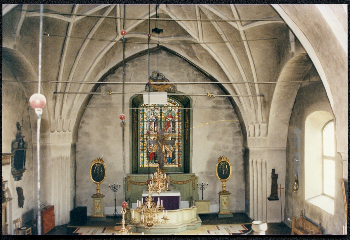 Svedvi sn, Hallstahammars kn, Svedvi.
Interiör av Svedvi kyrka mot altaret, före restaurering 1994.