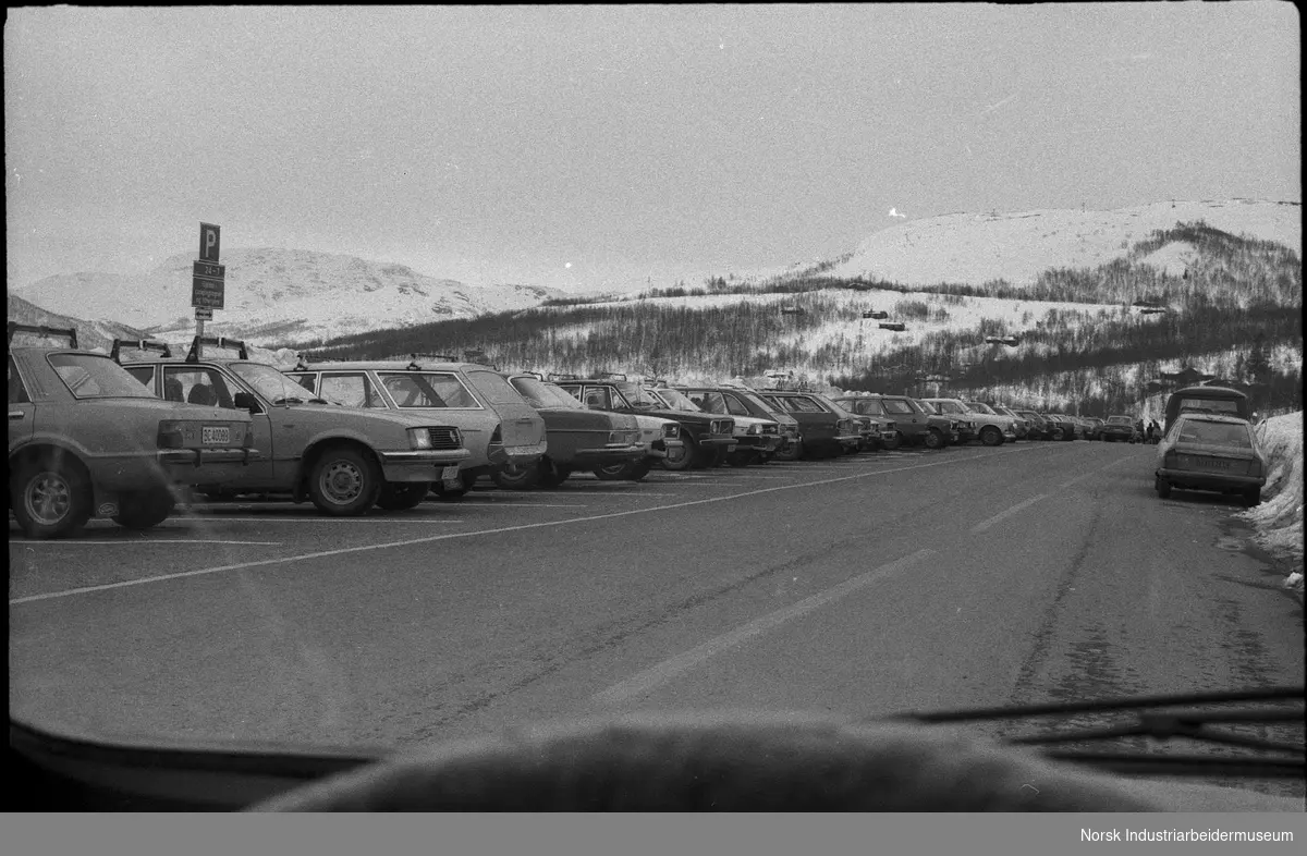 Påsketrafikk. Biler på vei og parkeringsplass på fjellet.