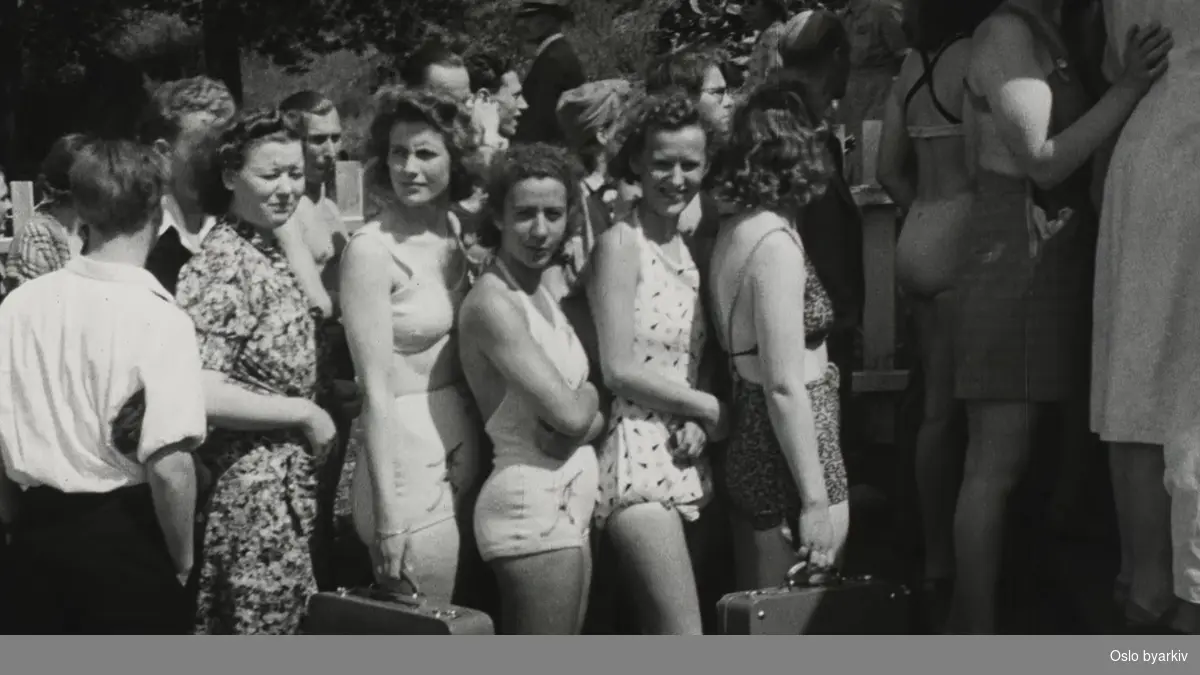 Oslos befolkning på vei til stranda en søndag i 1941. Bading og soling på Bygdøy sjøbad.