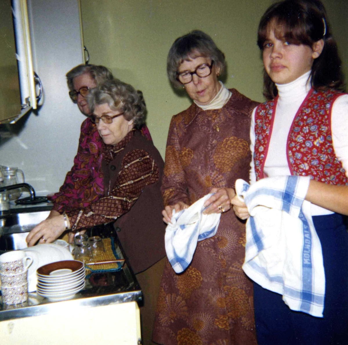 Fyra kvinnor hjälps åt med disken i ett kök (plats okänd) efter Socialdemokraterna i Kållereds möte, okänt årtal. Från vänster: Berta Mattsson, okänd, Elin Johansson samt okänd.