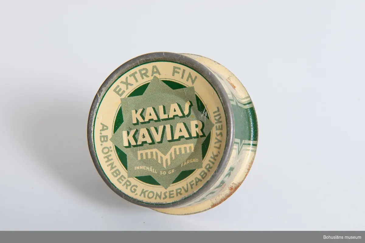 Konservburk för: "Extra fin kalas kaviar". Grönbeige lackerad.
Från Öhnbergs Konservfabrik.