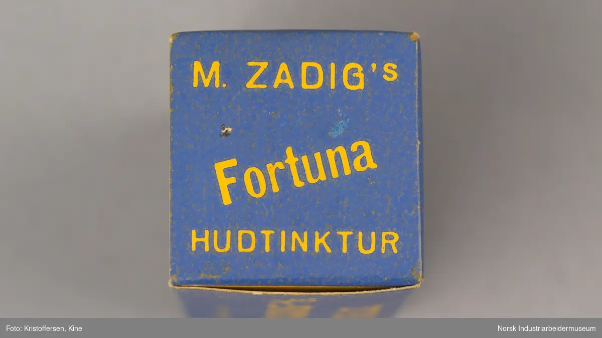 Blå emballasjeeske med gul skrift for M. Zadig`s Fortuna