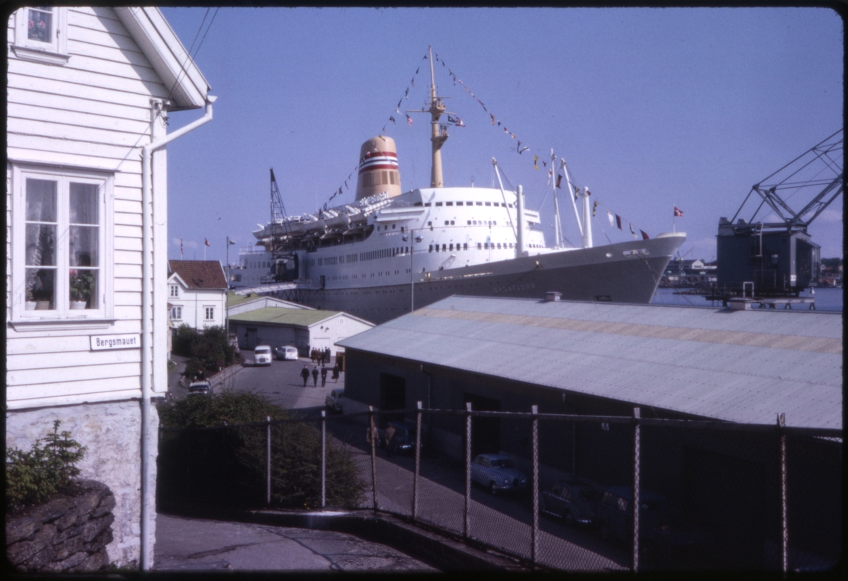 Cruiseskipet 'M/S Sagafjord' til kai utenfor Bergsmauet ved Vågen i Stavanger, Norge. 'Sagafjord' Spring Cruise to Europe 1966.