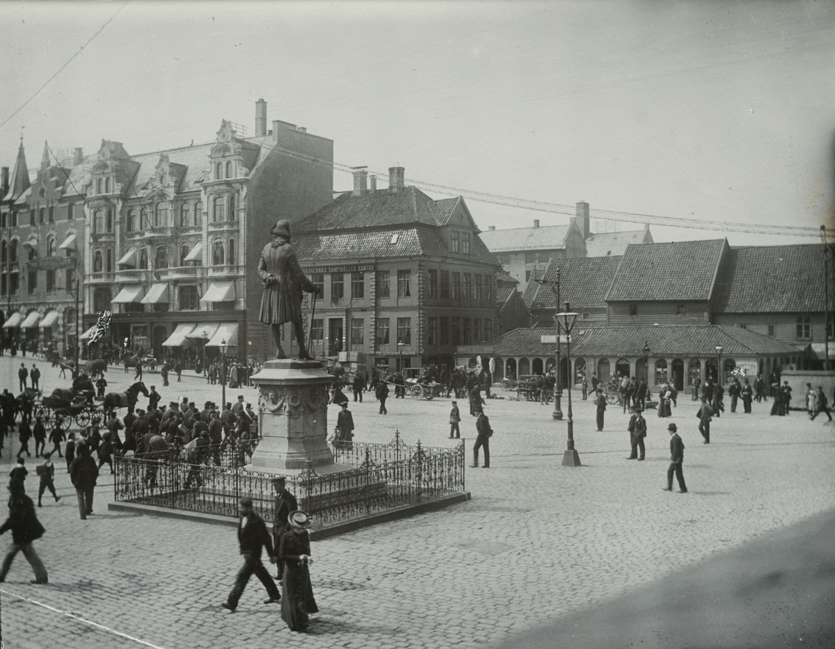 Bergen. Torget fra Vågsallmenningen, ca. 1900. Fotograf: K. Bing.