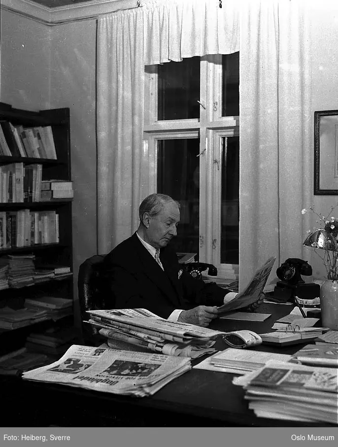 Dagbladet, interiør, kontor, mann, redaktør, sittende ved skrivebord, aviser