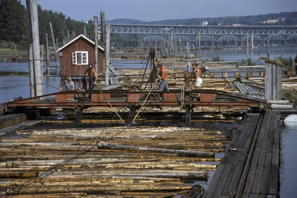 Foto av arbeidere som jobber på en av buntemaskinene på Fetsund lenser.