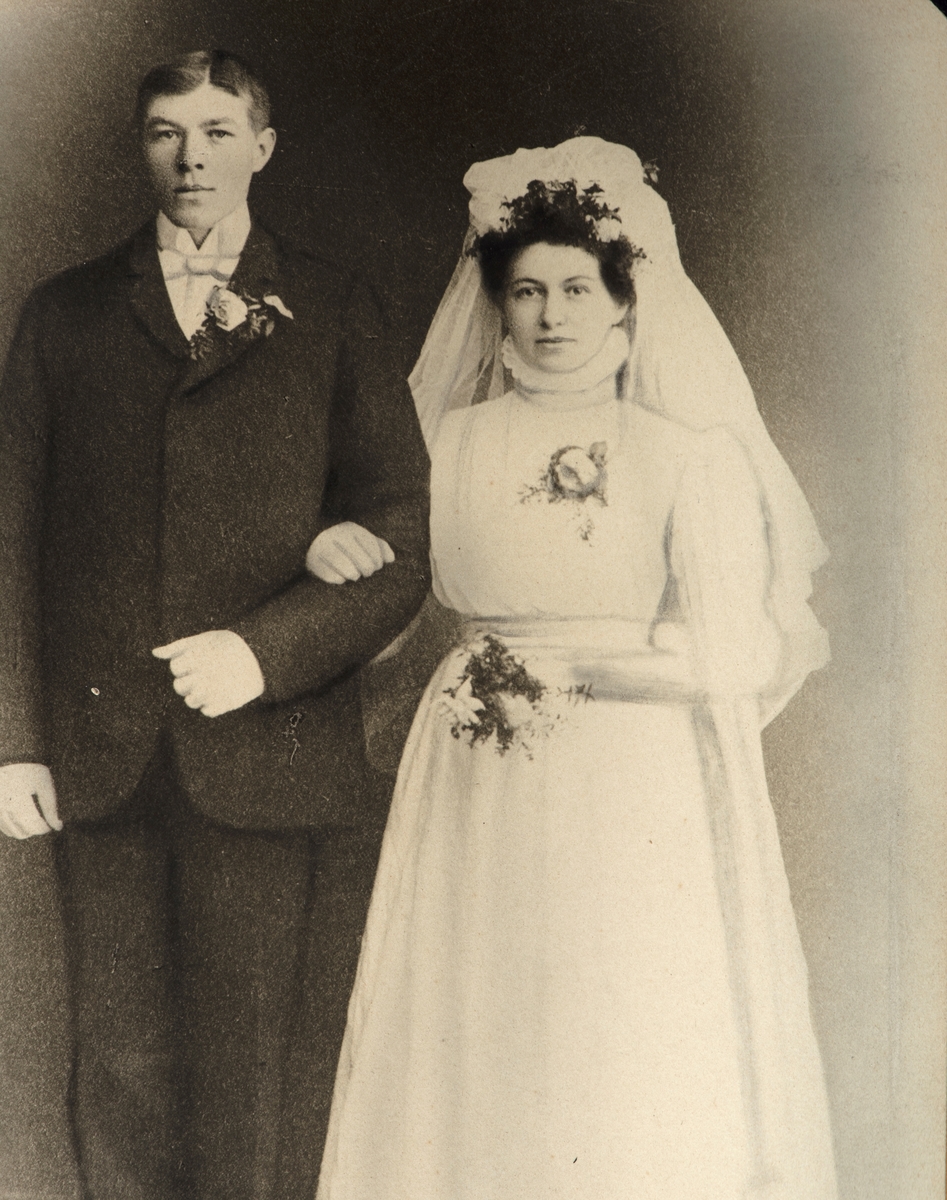 August Hjalmar Antonsen og Anna Martinsdatter Haga, brudepar. Giftet seg i Ottestad kirke 08.05.1910. De fikk 9 barn og bosatte seg i Sandvika i Ottestad.