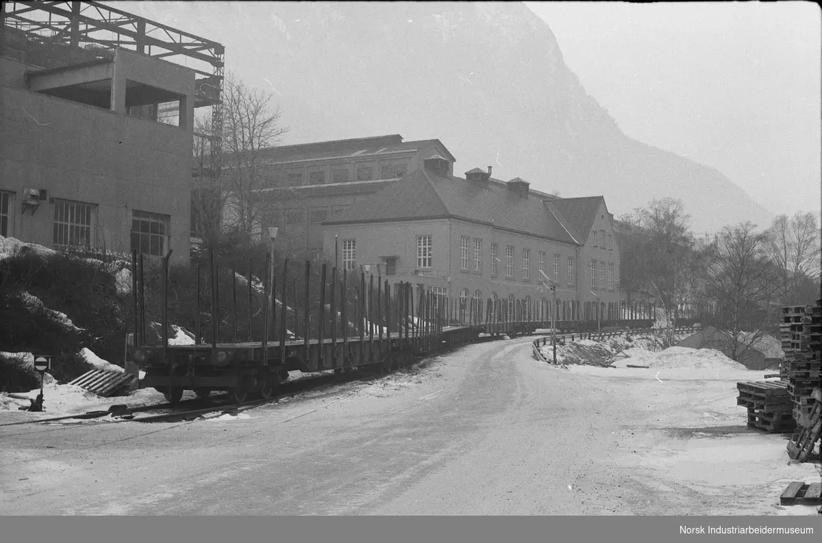 Laboratoriet til Hydro Rjukan. Jernbanevogner i forgrunnen.