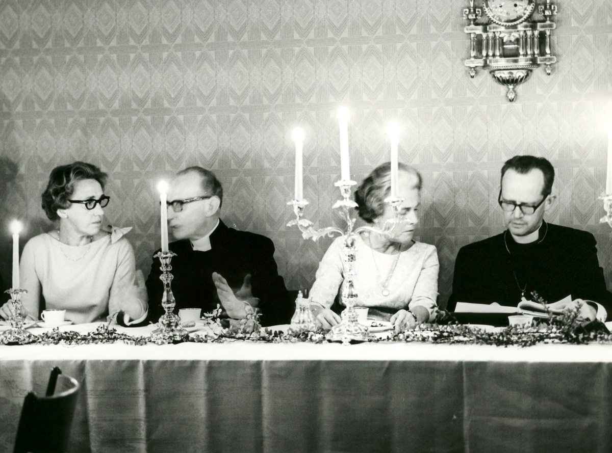 Samkväm i Församlingshemmet vid Biskopsvisitationen år 1966. Sittande från vänster: 1. Alma Persson. 2. kyrkoherde Lennart Levén. 3. Märta Lindman (gift med Gustaf L). 4. biskop Bo Giertz.